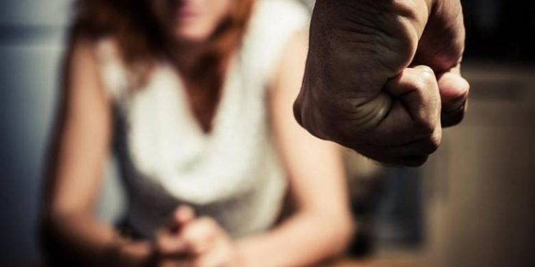 Επτά συλλήψεις και έντεκα δικογραφίες για ενδοοικογενειακή βία στη Δυτική Ελλάδα – Αναλυτικά όλα τα περιστατικά