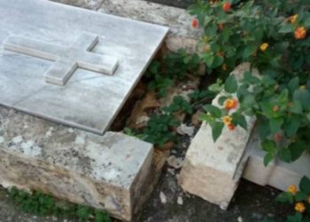 Νέος μακάβριος βανδαλισμός στο νεκροταφείο Απιδεώνα-Τράβηξαν την πλάκα και άφησαν σε κοινή θέα το νεκρό!