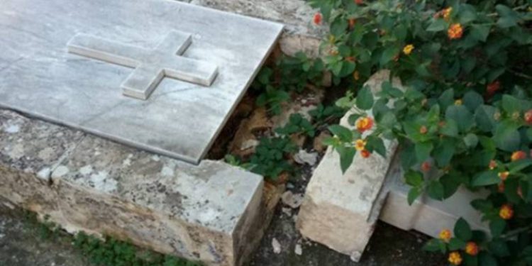 Νέος μακάβριος βανδαλισμός στο νεκροταφείο Απιδεώνα-Τράβηξαν την πλάκα και άφησαν σε κοινή θέα το νεκρό!