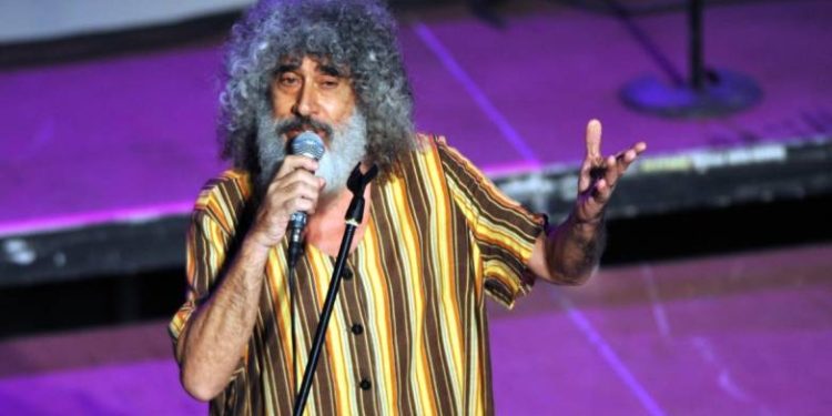 Συνελήφθη ο τραγουδιστής Γιάννης Γιοκαρίνης – Έπιασε από τον λαιμό και απείλησε τη σύζυγό του