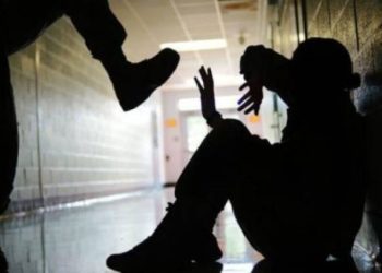 Έστησαν καρτέρι έξω από σχολείο και ξυλοκόπησαν ανήλικο