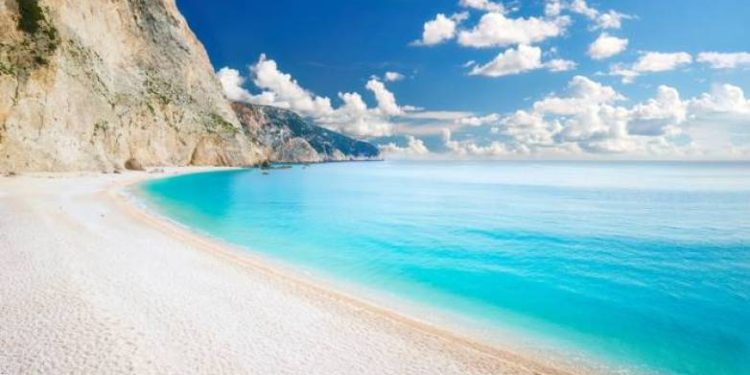 Αυτές είναι οι 198 απάτητες παραλίες της χώρας που απαγορεύονται ξαπλώστρες και ομπρέλες – Μπαίνουν σε καθεστώς απόλυτης προστασίας