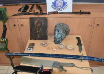 Πάτρα: Συνελήφθησαν δύο αρχαιοκάπηλοι – Βρέθηκαν μαχαίρια, σπαθιά και γκλοπ – ΦΩΤΟΓΡΑΦΙΕΣ