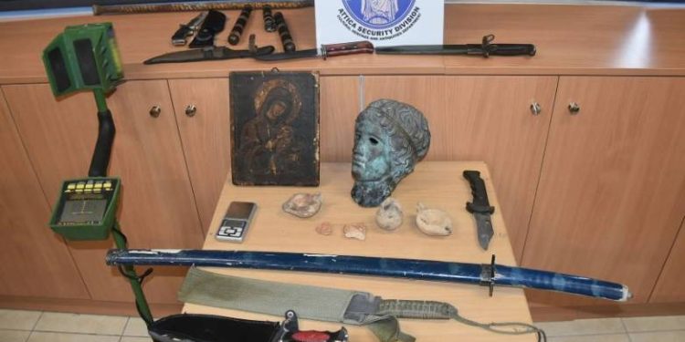 Πάτρα: Συνελήφθησαν δύο αρχαιοκάπηλοι – Βρέθηκαν μαχαίρια, σπαθιά και γκλοπ – ΦΩΤΟΓΡΑΦΙΕΣ