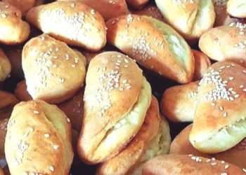 Βουτυρένια τυροπιτάκια για το σχολείο