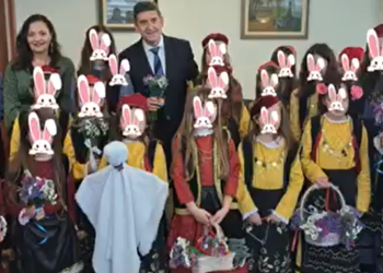 Δημοτικό Σχολείο Λακκόπετρας: Τα κάλαντα του Λαζάρου στον Δήμαρχο!