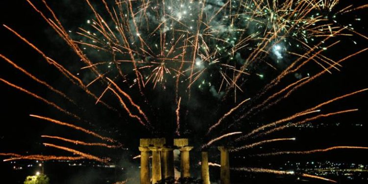 Χριστός Ανέστη: Το χαρμόσυνο μήνυμα της Ανάστασης ήχησε σε κάθε άκρη της χώρας
