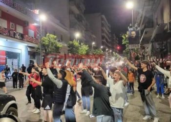 Ο Ολυμπιακός στον τελικό του Europa Conference League: Έξαλλοι πανηγυρισμοί στην Πάτρα για τον θρίαμβο της ομάδας με 2-0 επί της Άστον Βίλα (ΦΩΤΟ)