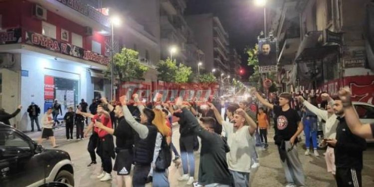 Ο Ολυμπιακός στον τελικό του Europa Conference League: Έξαλλοι πανηγυρισμοί στην Πάτρα για τον θρίαμβο της ομάδας με 2-0 επί της Άστον Βίλα (ΦΩΤΟ)