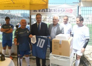Τίμησαν τον Καρβέλη με το … δεκάρι!