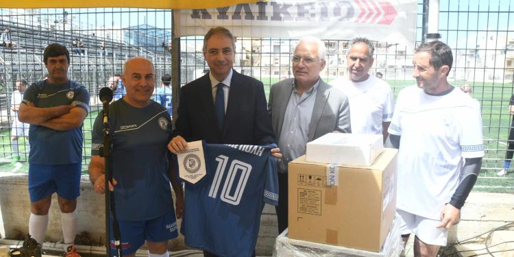 Τίμησαν τον Καρβέλη με το … δεκάρι!