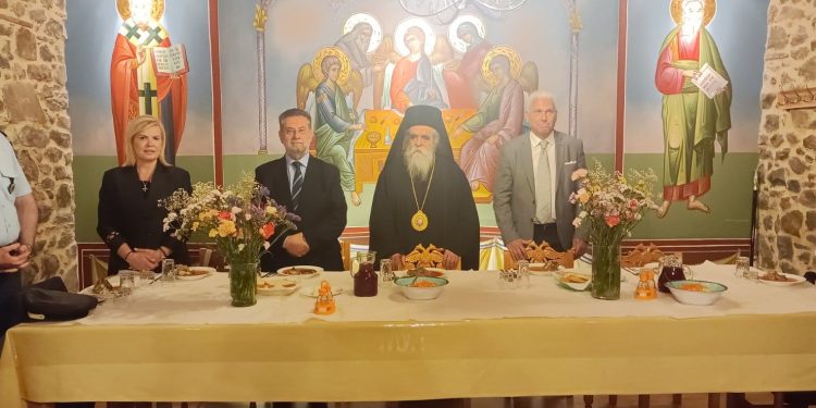 Πλήθος πιστών στην ιστορική Μονή Αγίου Νικολάου στα Σπάτα