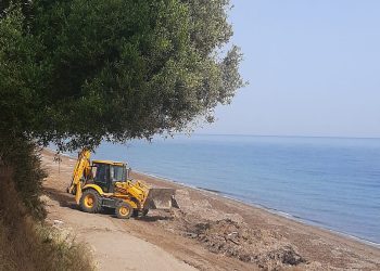 Συνεργεία του Δήμου καθάρισαν την παραλία του Αλισσού