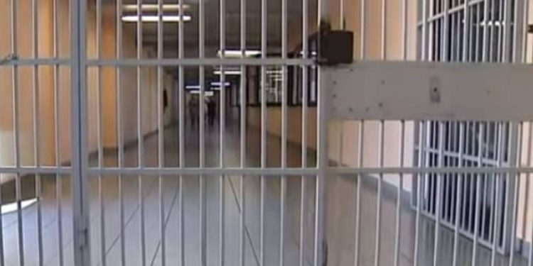 Πάτρα: Στη φυλακή μετά την απολογία τους τα αρχηγικά μέλη της σπείρας που διακινούσε ναρκωτικά σε σχολεία – Ελεύθεροι οι ανήλικοι μαθητές