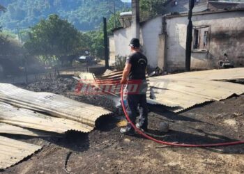 Δήμος Ερυμάνθου: Οι κάτοικοι μετρούν τις πληγές που τους προκάλεσε η πύρινη λαίλαπα – Παραμένουν στην περιοχή ισχυρές δυνάμεις της Πυροσβεστικής για τις αναζωπυρώσεις (ΦΩΤΟ)