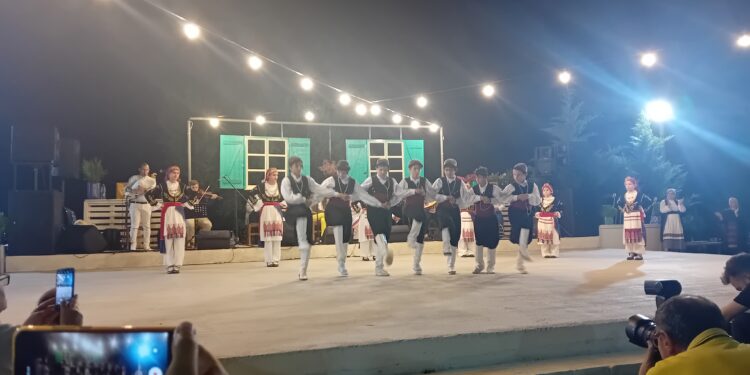 Χορός, κεράσματα και γλέντι μεχρι το πρωί στο Γομοστό