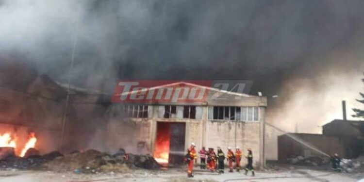 Δυτ. Αχαΐα: Αποπνικτική η κατάσταση από το τοξικό νέφος – Ακόμη “καπνίζει” το εργοστάσιο πλαστικών ΝΕΟΤΕΡΑ