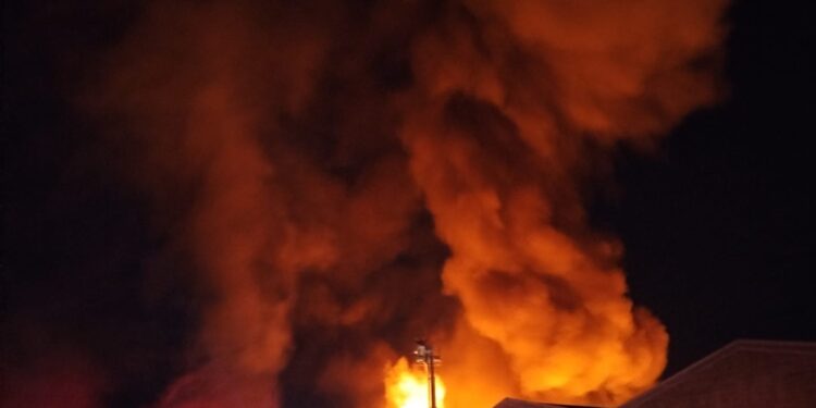 Γομοστό: Ολονύχτια μάχη με τις φλόγες στις αποθήκες εργοστασίου της ΠΑΒΙΠΛΑΣΤ