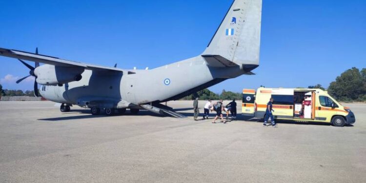 Έκτακτες αεροδιακομιδές στο αεροδρόμιο του Αράξου για να σωθούν ασθενείς