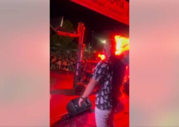 Γιώργος Βελισσάρης: Η στιγμή που του πετάνε 100 κιλά γαρύφαλλα με κλαρκ σε πανηγύρι στη Λακωνία – ΒΙΝΤΕΟ