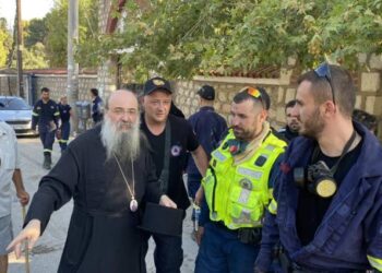 Μητροπολίτης Πατρών: “Μας έσωσε η Γηροκομίτισσα” – Η Θαυματουργή Εικόνα της Παναγίας μεταφέρθηκε σε ασφαλές σημείο