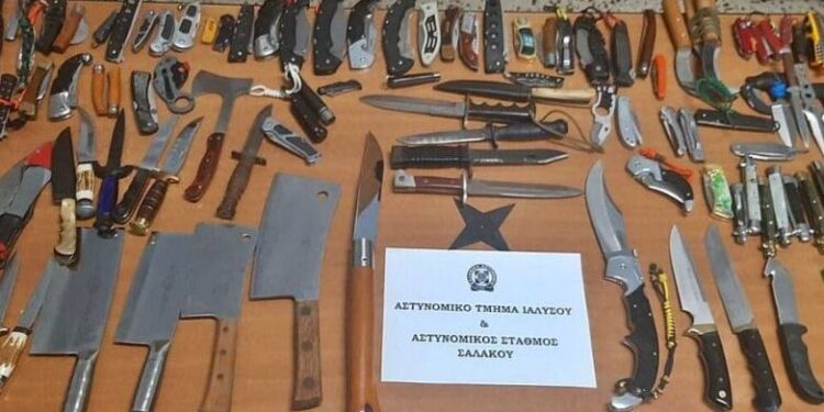 Ασύλληπτος αριθμός σπαθιών, τόξων, μαχαιριών και όπλων εντοπίστηκε σε σπίτι 63χρονου