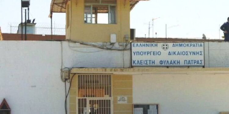 Πάτρα: “Λαβράκι” έβγαλαν σωφρονιστικοί σε κελί κρατουμένου, στον Άγιο Στέφανο – Εντόπισαν ναρκωτικά