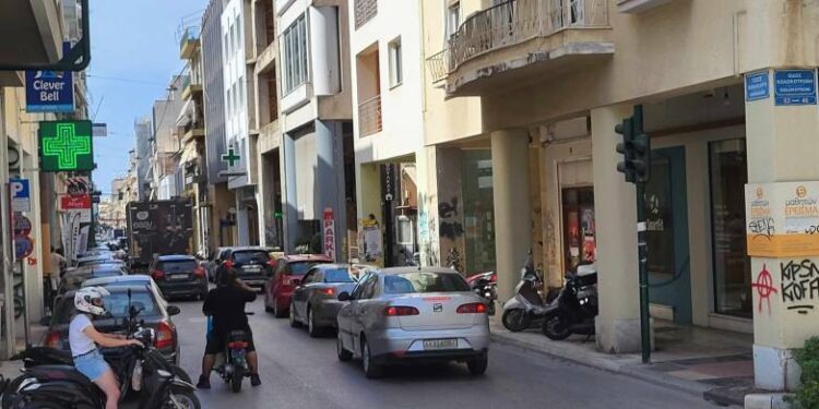 Νέος ΚΟΚ: Σαρωτικές αλλαγές – Βαριές ποινές ακόμα και σε πεζούς – Νέα όρια ταχύτητας – Τι ισχύει για καφέ