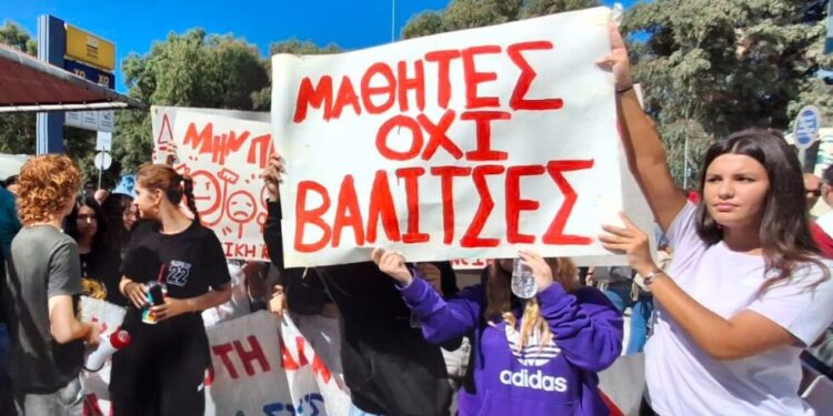 Αχαΐα – Λουσικά: “Είμαστε μαθητές, όχι βαλίτσες”