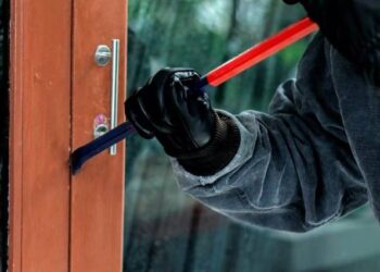 Σύλληψη δύο ανδρών για κλοπή – Αφαίρεσαν 5.000 ευρώ και κοσμήματα από σπίτι
