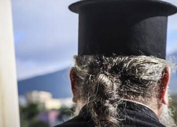ΑΠΙΣΤΕΥΤΟ: Ιερέας πήγε τους ενορίτες του για προσκύνημα και τελικά κατέληξαν στα μπουζούκια