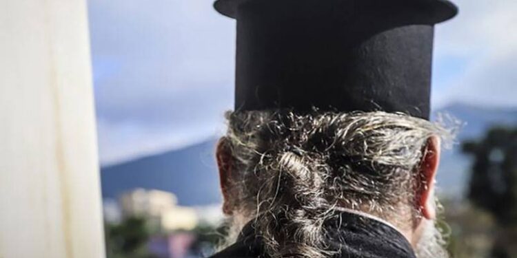 ΑΠΙΣΤΕΥΤΟ: Ιερέας πήγε τους ενορίτες του για προσκύνημα και τελικά κατέληξαν στα μπουζούκια