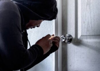 Δυτ. Ελλάδα: “Σήκωσαν” από χρηματοκιβώτιο οικίας μεγάλο χρηματικό ποσό – Ανθρωποκυνηγητό της ΕΛ.ΑΣ. για τους δράστες