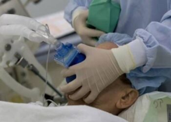 Μεθυσμένος τουρίστας καρφώθηκε με τον λαιμό σε κάγκελα – Νοσηλεύεται διασωληνωμένος