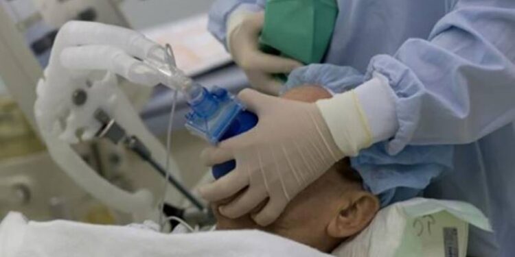 Μεθυσμένος τουρίστας καρφώθηκε με τον λαιμό σε κάγκελα – Νοσηλεύεται διασωληνωμένος