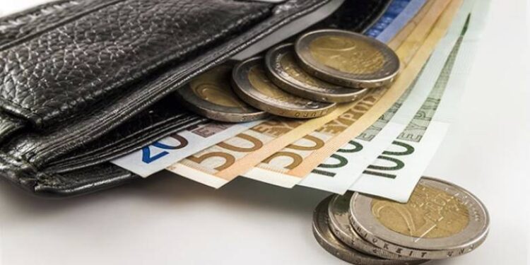 Αυξάνεται στα 250 ευρώ το Ελάχιστο Εγγυημένο Εισόδημα, στα 125 το επίδομα στέγασης – Όλα τα νέα μέτρα στήριξης
