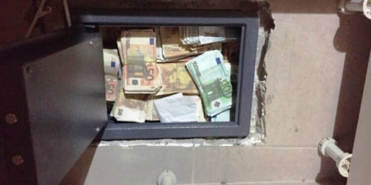 Πάτρα: Γυναίκα κατήγγειλε στην Αστυνομία ότι της “σήκωσαν” χρηματοκιβώτιο από το σπίτι της με 50.000 ευρώ!