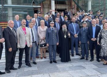 Μπονάνος: Έτοιμος με το ροζ μπλουζάκι μέσα από το σακάκι!