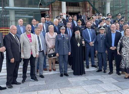 Μπονάνος: Έτοιμος με το ροζ μπλουζάκι μέσα από το σακάκι!