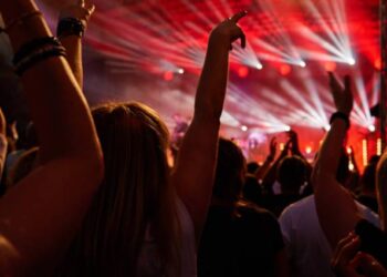 Βουλιαγμένη: Λουκέτο στο κλαμπ που κατανάλωσαν αλκοόλ οι ανήλικοι
