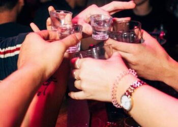 Στο νοσοκομείο μαθητές ύστερα από κατανάλωση αλκοόλ σε κλαμπ – Ένας στη ΜΕΘ