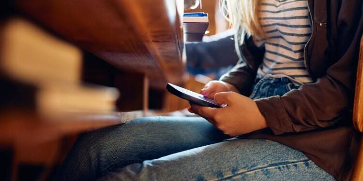 Σχολεία: Πάνω από 6.000 αποβολές σε μαθητές για κινητά
