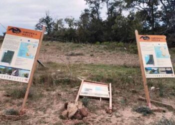 Βανδαλισμός στη Στροφυλιά: “Δεν αρκεί να καταδικαστεί το γεγονός, αλλά να αντικατασταθούν άμεσα οι σημάνσεις”