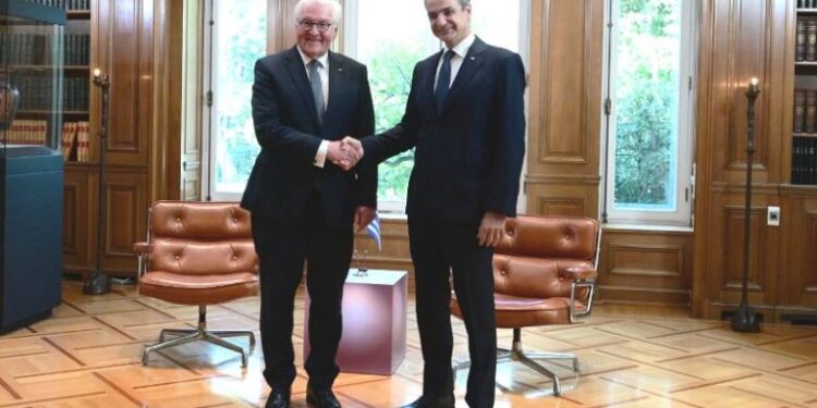 Μητσοτάκης σε Σταϊνμάιερ: Τα θέματα των γερμανικών επανορθώσεων και του κατοχικού δανείου, παραμένουν ζωντανό