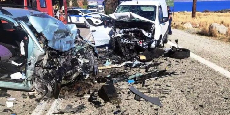 Φοβερή μετωπική σύγκρουση με δύο νεκρούς και δύο τραυματίες, κοντά στη Ναύπακτο – Εικόνα που κόβει την ανάσα!