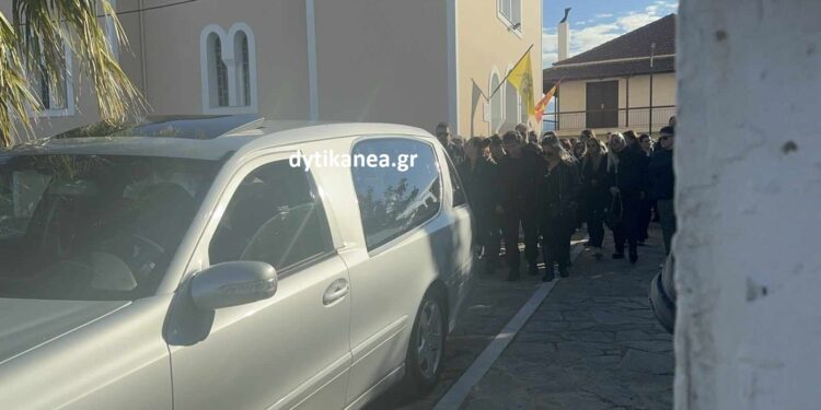 Αχαϊκό: Θρήνος στην κηδεία της Γαρυφαλλιάς που “έσβησε” μετά τον ξυλοδαρμό από τον σύντροφό της – ΦΩΤΟ & ΒΙΝΤΕΟ