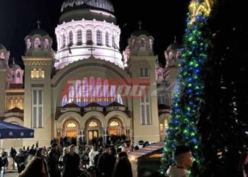 Η Πάτρα γιορτάζει τον Πολιούχο της: Υπομονετικά υπό βροχή, πιστοί περιμένουν να τιμήσουν και να προσκυνήσουν την Ιερή Εικόνα του Αγίου Ανδρέα – ΦΩΤΟ