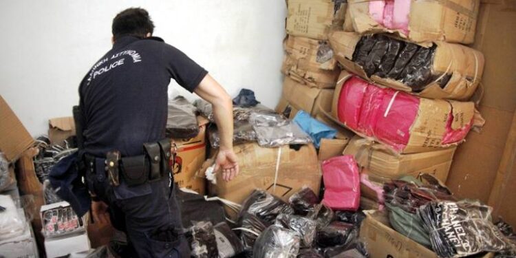 Πάτρα: Τα ράσα, τα κουρέλια και η… παντόφλα! Τι έβρισκαν τα θύματα στα δέματα που λάμβαναν από τους απατεώνες με τα “επώνυμα” προϊόντα – Τη Δευτέρα στον Ανακριτή οι δράστες