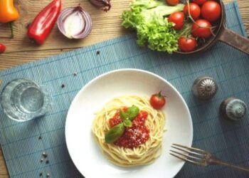 Σπαγγέτι με ντοματίνια, βασιλικό και σκόρδο