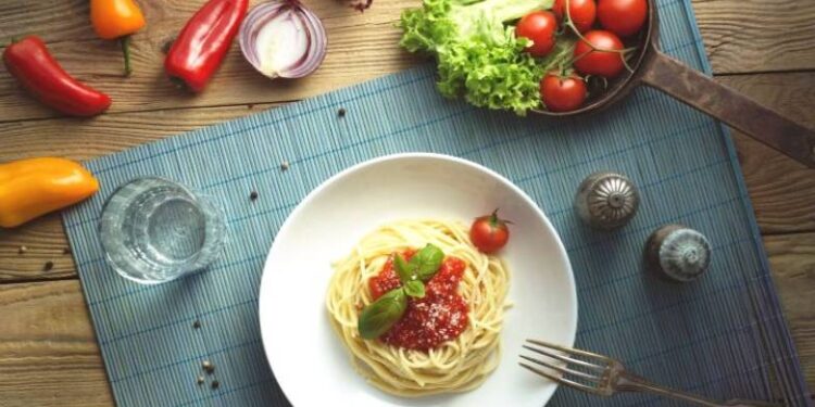 Σπαγγέτι με ντοματίνια, βασιλικό και σκόρδο